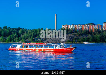 Un tourboat rouge près du port de Frihamnen Cruiseship à Stockholm, en Suède. Banque D'Images