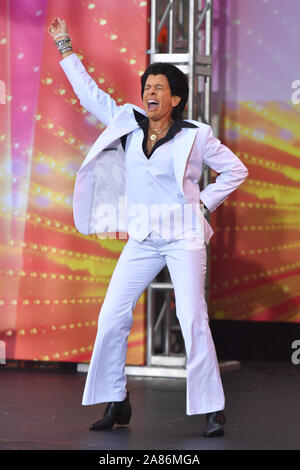 Hoda Kotb hôte habillé comme Tony Manero de 'Samedi soir Fever' au cours de NBC's "Aujourd'hui" Halloween du Rockefeller Plaza le 31 octobre 2019 en Banque D'Images
