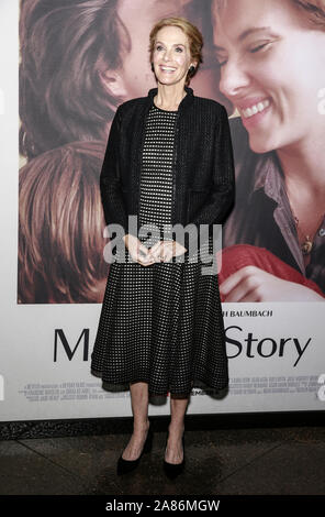 Los Angeles, CA - 05 novembre 2019 : Julie Hagerty assiste à la première de l'histoire de Netflix 'mariage' à la DGA Theatre Banque D'Images