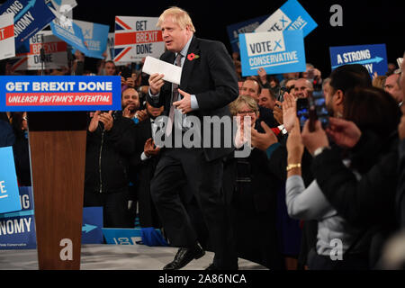 Premier ministre Boris Johnson arrivant à parler lors du lancement du parti conservateur la campagne électorale générale à NEC, Birmingham. Banque D'Images