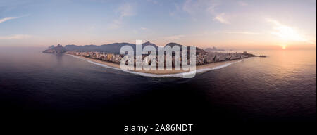 Super antenne large panorama de Rio de Janeiro au lever du soleil avec Ipanema et Leblon Beach au premier plan et le paysage urbain plus large à l'arrière-plan Banque D'Images