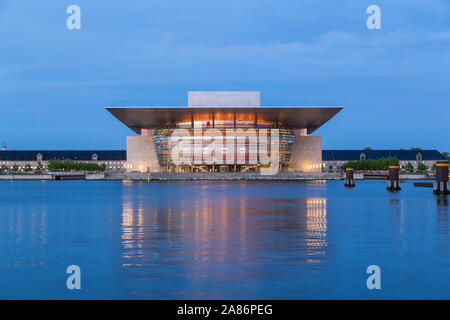 Copenhague, Danemark - 24ème mai 2017 : l'Opéra de Copenhague, maison la nuit de tout le front de mer. Lumières et reflets peuvent être vus. Banque D'Images