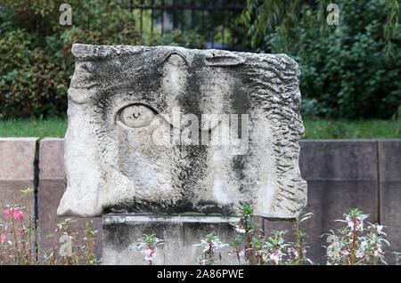 La sculpture sur pierre affichée dans l'enceinte de l'Université nationale d'Kyrgz à Bishkek Banque D'Images