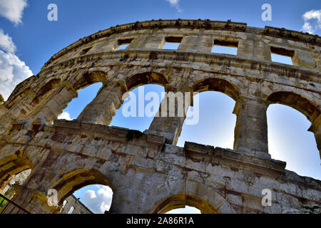 Vieille ville de Pula amphithéâtre romain dans le centre-ville, la Croatie Banque D'Images