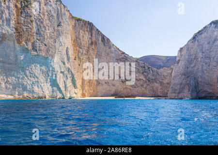 Bay sur l'île de Zakynthos, vue d'un yacht sur la côte Banque D'Images