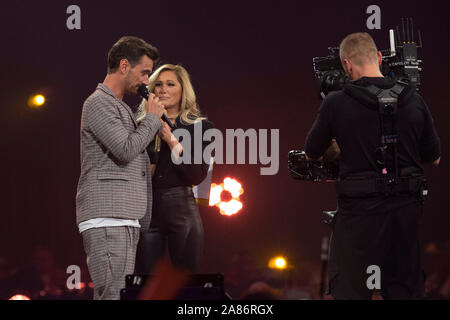 Dortmund, Allemagne. 06Th Nov, 2019. Florian SILBEREISEN, Allemagne, Saenger, Schlagersaenger, musicien, animateur, et Helene FISCHER, musicien, chanteur, schlageraengerin SCHLAGERBOOOM, hug, 2019, Aì ALLES SPARKELT ! Tous les GLITZERT ! Dans le 02.11.2019 sur Dortmund Westfalenhalle, ¬ | Conditions de crédit dans le monde entier : dpa/Alamy Live News Banque D'Images