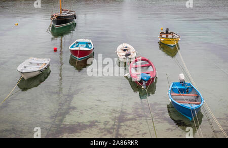 Bateaux dans le coffre fermé du port de Mousehole près de Penzance sur la côte sud des Cornouailles Banque D'Images