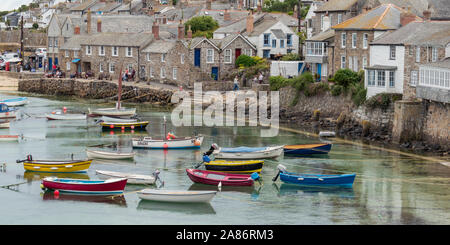 Bateaux dans le coffre fermé du port de Mousehole près de Penzance sur la côte sud des Cornouailles Banque D'Images