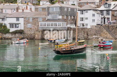 Bateaux dans le coffre fermé du port de Mousehole près de Penzance sur la côte sud des Cornouailles Banque D'Images