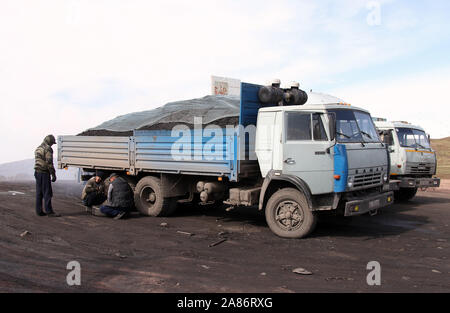 Les camions de charbon à un col au Kirghizstan Banque D'Images