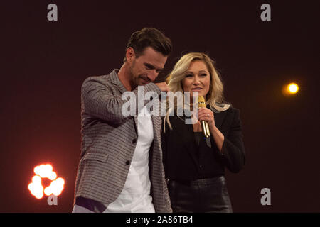 Dortmund, Allemagne. 06Th Nov, 2019. Florian SILBEREISEN, Allemagne, Saenger, Schlagersaenger, musicien, animateur, et Helene FISCHER, musicien, chanteur, schlageraengerin SCHLAGERBOOOM, hug, 2019, Aì ALLES SPARKELT ! Tous les GLITZERT ! Dans le 02.11.2019 sur Dortmund Westfalenhalle, ¬ | Conditions de crédit dans le monde entier : dpa/Alamy Live News Banque D'Images