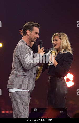 Dortmund, Allemagne. 06Th Nov, 2019. Florian SILBEREISEN, Allemagne, Saenger, Schlagersaenger, musicien, animateur, et Helene FISCHER, musicien, chanteur, schlageraengerin SCHLAGERBOOOM, hug, 2019, Aì ALLES SPARKELT ! Tous les GLITZERT ! Dans le 02.11.2019 sur Dortmund Westfalenhalle, ¬ | Conditions de crédit dans le monde entier : dpa/Alamy Live News Banque D'Images