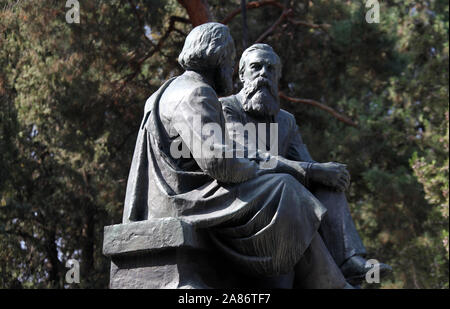 Karl Marx et Friedrich Engels Monument à Bishkek Banque D'Images