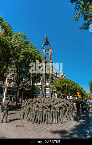 Tarragone, Spain-August 9, 2013 : monument des Castellers sur La Rambla Nova, en Catalogne. Attractions touristiques de Catalogne. Monument de figures humaines. Banque D'Images