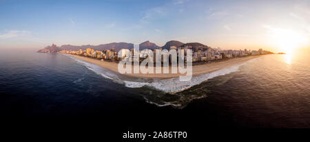 Été magnifique lever de soleil dans la merveilleuse ville de Rio de Janeiro avec des vagues arrivant tôt le matin des plages vides d'Ipanema et Leblon Banque D'Images