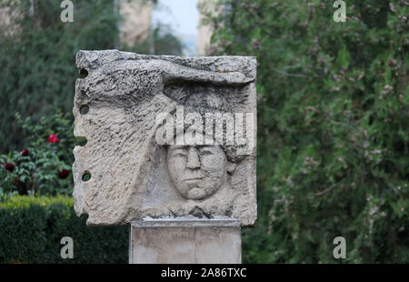 La sculpture sur pierre affichée dans l'enceinte de l'Université nationale d'Kyrgz à Bishkek Banque D'Images