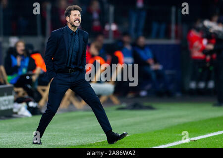 Leverkusen, Allemagne. 06 Nov, 2019. Football : Ligue des Champions, le Bayer Leverkusen - Atletico Madrid, phase Groupe, Groupe D, Journée 4. L'entraîneur de Madrid Diego Simeone sur la touche. Crédit : Rolf Vennenbernd/dpa/Alamy Live News Banque D'Images