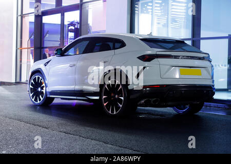 Une Lamborghini Urus vus à l'ouverture de la nouvelle concession Lamborghini à Gateway 45 à Leeds. Banque D'Images