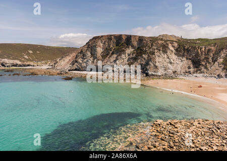 La plage populaire de St Agnes en Cornouailles du Nord Banque D'Images