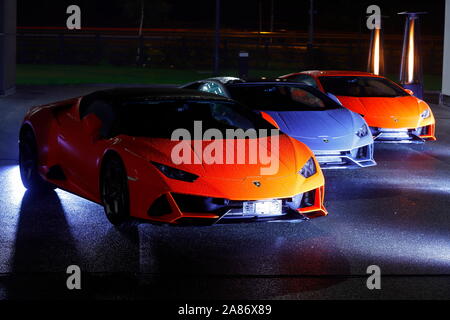 Lamborghini éclairés la nuit pour un événement privé à la nouvelle concession Lamborghini à Leeds. Le magasin a ouvert officiellement le 7 novembre. Banque D'Images