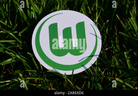 6 septembre 2019, Istanbul, Turquie. L'emblème de la football club allemand du VfL Wolfsburg sur l'herbe verte du terrain de football. Banque D'Images