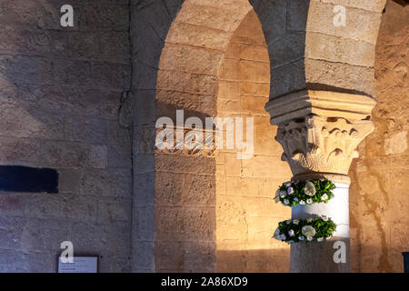 L'intérieur de la capitale de l'église de San Juan Bautista (St Jean Baptiste) wisigothique. San Juan de Baños, Province de Palencia, Castille, Espagne Banque D'Images