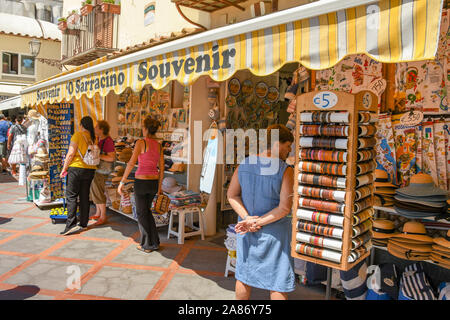 POSITANO, ITALIE - août 2019 Navigation : Les gens de souvenirs dans une boutique sur le front de mer à Positano. Banque D'Images