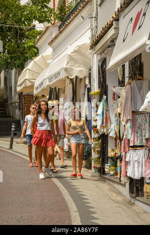 POSITANO, ITALIE - AOÛT 2019 : Young Women walking cours des boutiques sur l'une des rues étroites de la ville de Positano, sur la Côte Amalfitaine Banque D'Images