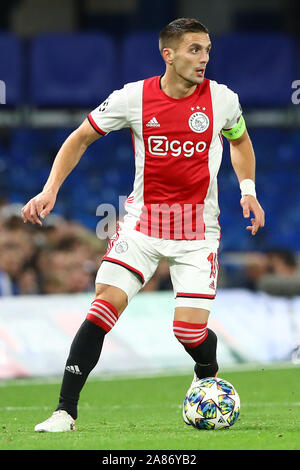 5 novembre 2019 Londres, Angleterre Soccer Ligue des Champions Chelsea v Groupe Fase Ajax L-r : Dusan Tadic (capitaine) d'Ajax Banque D'Images