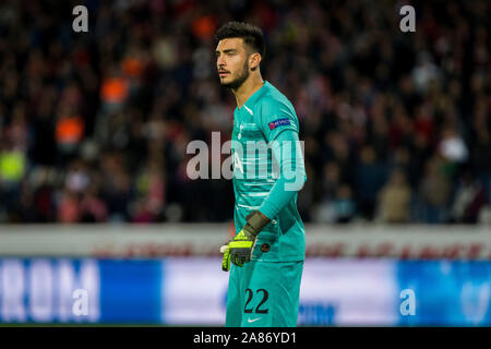 Rajko Mitic Stadium, Belgrade, Serbie. Nov 6, 2019. Ligue des Champions de football, l'étoile rouge de Belgrade contre Tottenham Hotspur gardien ; Paulo Gazzaniga de Tottenham réagit comme le Red Star ont une chance sur l'objectif - usage éditorial : Action Crédit Plus Sport/Alamy Live News Banque D'Images