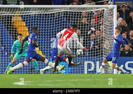 5 novembre 2019 Londres, Angleterre Soccer UEFA Champions League Group Fase Chelsea v Ajax L-r: grote kans Edson Alvarez d'Ajax vlak voor tijd. l-r: Kepa (gardien) de Chelsea, Kurt Zouma de Chelsea, Fikayo Tomori de Chelsea, Christian Pulisic de Chelsea Banque D'Images