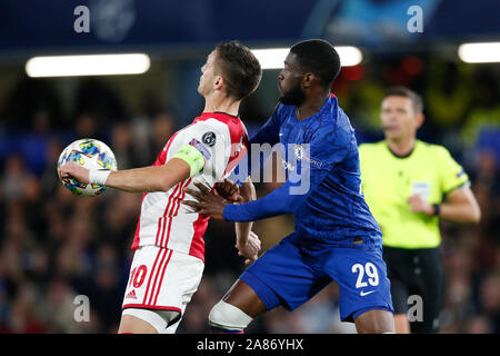 5 novembre 2019 Londres, Angleterre Soccer UEFA Champions League Group Fase Chelsea / Ajax Soccer Champions League saison 2019-2020 Dusan Tadic of Ajax , Fikayo Tomori of Chelsea Banque D'Images