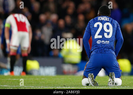 5 novembre 2019 Londres, Angleterre Soccer UEFA Champions League Group Fase Chelsea / Ajax Soccer Champions League saison 2019-2020 Dusan Tadic of Ajax , Fikayo Tomori of Chelsea Banque D'Images