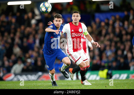 5 novembre 2019 Londres, Angleterre Soccer UEFA Champions League Group Fase Chelsea / Ajax Soccer Champions League saison 2019-2020 Jorginho de Chelsea , Dusan Tadic d'Ajax Banque D'Images