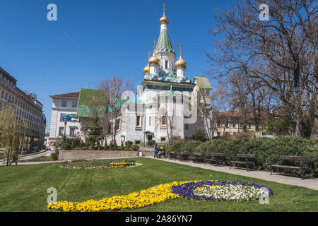 SOFIA, BULGARIE - 4e avril 2018 : l'extérieur de l'Eglise Russe Sveti Nikolaï Mirlikiiski le matin. Les gens peuvent être vus à l'extérieur. Banque D'Images