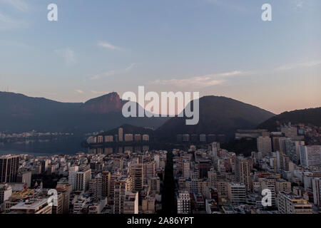 Vue aérienne du quartier d'Ipanema et Lagoa city lake à Rio de Janeiro avec le Corcovado dans l'arrière-plan sur un ciel bleu Banque D'Images