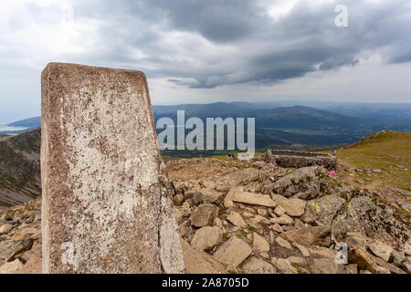 Vue en direction nord vers certains nuages de pluie à partir de l'Trig point sur le sommet du Cadair Idris, le parc national de Snowdonia, le Pays de Galles Banque D'Images