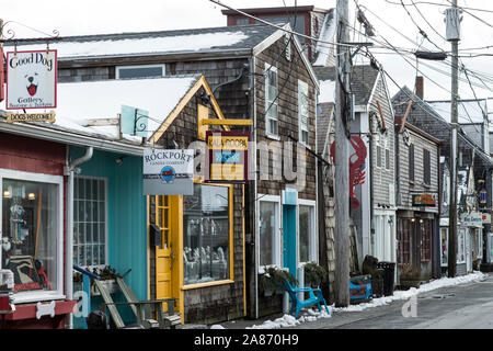 Bearskin Cove en hiver est très calme. En été, c'est un centre-ville animé par voie piétonne, plein à craquer de clients dans les restaurants, etc. porte colorés Banque D'Images