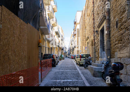 L'une des nombreuses ruelles colorées dans Celafú, Sicile, Italie, cette zone résidentielle avec des vêtements diffusée sur un balcon. Banque D'Images