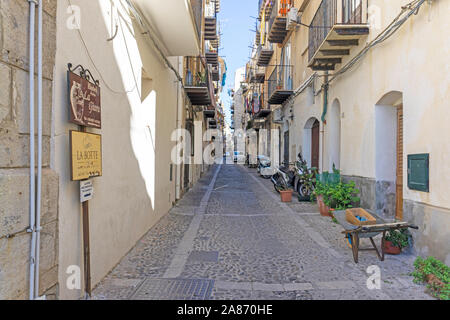 L'une des nombreuses ruelles colorées dans Celafú, sur l'île de la Sicile. Banque D'Images