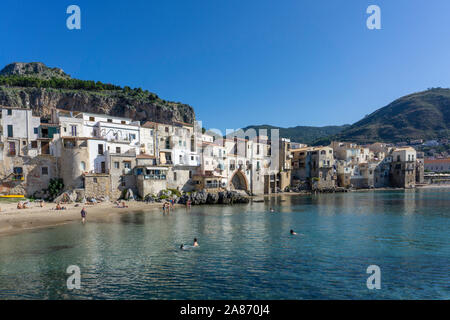 La vieille ville de Cefalú, Sicile, en Italie, en vue de l'embarcadère avec la dent de rocher connu sous le nom de la Rocca qui pèse sur la ville. Banque D'Images