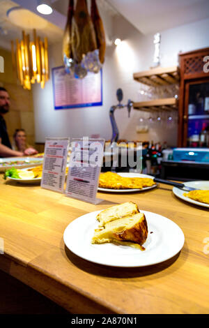 Célèbre gâteau au fromage basque brûlé à La Viña à San Sebastian, Espagne Banque D'Images