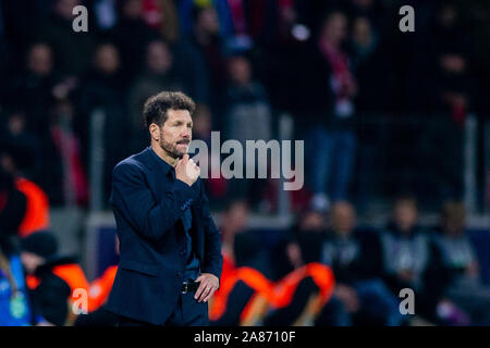 Leverkusen, Allemagne. 06 Nov, 2019. Football : Ligue des Champions, le Bayer Leverkusen - Atletico Madrid, phase Groupe, Groupe D, Journée 4. L'entraîneur de Madrid Diego Simeone sur la touche. Crédit : Rolf Vennenbernd/dpa/Alamy Live News Banque D'Images