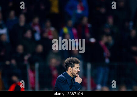 Leverkusen, Allemagne. 06 Nov, 2019. Football : Ligue des Champions, le Bayer Leverkusen - Atletico Madrid, phase Groupe, Groupe D, Journée 4. L'entraîneur de Madrid Diego Simeone sur la touche. Crédit : Rolf Vennenbernd/dpa/Alamy Live News Banque D'Images