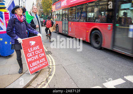 Brexit en dehors de la manifestant Chambres du Parlement, le Palais de Westminster, Londres, Royaume-Uni, avec signe partir, sortir, aller à la démocratie, libérer, Banque D'Images