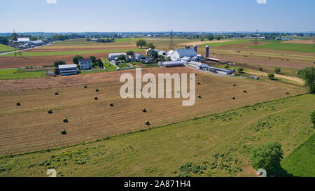 Vue aérienne de la récolte des cultures agricoles Amish laminés aux fins d'entreposage sur une journée ensoleillée comme vu par un drone Banque D'Images