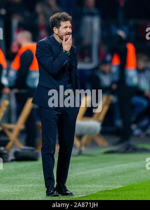 Leverkusen, Allemagne. 06 Nov, 2019. Football : Ligue des Champions, le Bayer Leverkusen - Atletico Madrid, phase Groupe, Groupe D, Journée 4. L'entraîneur de Madrid Diego Simeone sur la touche. Crédit : Rolf Vennenbernd/dpa/Alamy Live News Banque D'Images