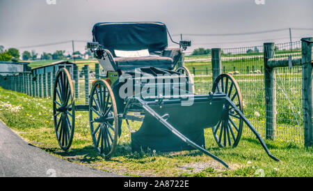 Ouvrez Amish Buggy à vendre sur le côté de la route sur une journée ensoleillée Banque D'Images