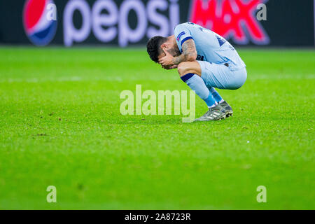 Leverkusen, Allemagne. 06 Nov, 2019. Football : Ligue des Champions, le Bayer Leverkusen - Atletico Madrid, phase Groupe, Groupe D, Journée 4. Madrid Mario Hermoso s'empare de sa tête. Crédit : Rolf Vennenbernd/dpa/Alamy Live News Banque D'Images