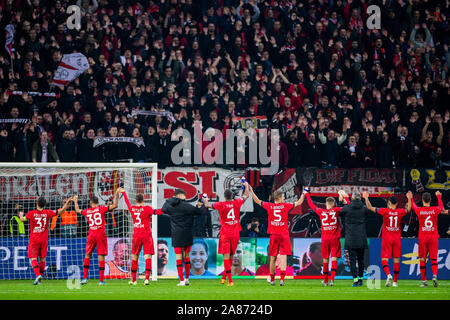 Leverkusen, Allemagne. 06 Nov, 2019. Football : Ligue des Champions, le Bayer Leverkusen - Atletico Madrid, phase Groupe, Groupe D, Journée 4. Le Leverkuseners célèbrent leur victoire. Crédit : Rolf Vennenbernd/dpa/Alamy Live News Banque D'Images